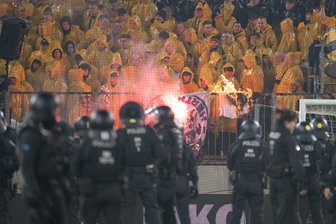 Nachspiel zu Dynamo gegen Hertha: Dresdner Polizei setzt auf „Super-Recognizer“ - Während der gut 20-minütigen Unterbrechung des Topspiels der Zweiten Bundesliga am Karsamstag zwischen Dynamo Dresden und Hertha BSC verbrannten Fans von Dynamo eine offenbar erst kurz zuvor erbeutete Fahne aus dem Auswärtsblock.