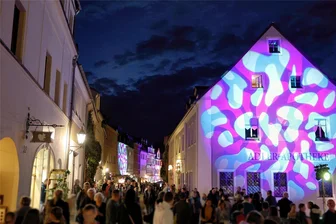 Nacht der Lichter wirkt wie ein Magnet: Alt- und Vorstadt von Schwarzenberg dicht bevölkert - Die Nacht der Lichter war als langer Einkaufsabend in der Schwarzenberger Alt- und Vorstadt angekündigt. Auf Gassen und Plätzen herrschte dichtes Gewimmel. Der meiste Umsatz wurde mit Essen und Trinken gemacht.