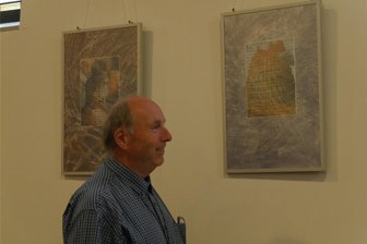 Nacht der offenen Kirchen: Ausstellung in Reichenbach protestiert gegen Zerstörungen von Klimaaktivisten - Pfarrer Josef Reichl konnte den Besuchern seiner Kirche in Reichenbach die Collagen zur Bibel von Wolf Schmidt-Falkenstein präsentieren.
