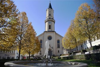 Nacht der offenen Kirchen mit 38 Gotteshäusern im Vogtland - Die Nicolaikirche Markneukirchen bietet zur Nacht der offenen Kirchen ein umfangreiches Programm. Unter anderem findet ein Lesung in der Turmstube statt.
