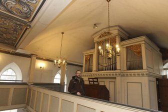 Nacht der offenen Kirchen mit 38 Gotteshäusern im Vogtland - Zum Teilnehmerkreis zählt auch die Kirche von Altensalz - im Bild Kirchenvorstand Daniel Hartenstein. Hier beginnt 20.15 Uhr ein musikalischer Abend im Kerzenschein. 