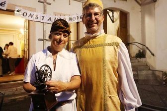 Nacht der Schlösser punktet mit Kaffeeduft und Abba - Francy und Mathias Reuther als Kaffeedame und Marco Polo auf Schloss Wildenfels. 