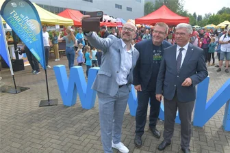 Nacht der Wissenschaft und Wirtschaft in Freiberg eröffnet - Thomas Kralinski (von links), Staatssekretär im Sächsischen Wirtschaftministerium, hat zur Eröffnung der Nacht der Wissenschaft und Wirtschaft am Sonnabend in Freiberg ein Selfie mit Oberbürgermeister Sven Krüger (ptl.) und TU-Rektor Klaus-Dieter Barbknecht gemacht. Der Auftakt war wegen eines Gewitters mit Hagel etwa 20 Minuten später als geplant erfolgt.