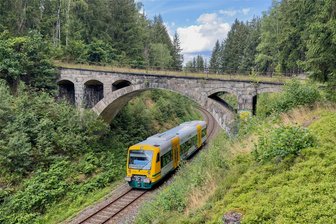 Nachtarbeit in Falkenstein: Geländer an Bahnbrücke wird ersetzt - Das alte Geländer an der Bahnbrücke Am Lohberg hat ausgedient. Im September wird es ausgetauscht.