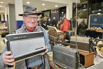 Nachtflohmarkt in Zwickau: Gut behütet trödelt es sich besser - Christian Silz trödelt seit der Wende. Bereits seit 1968 hat er Radios gesammelt.