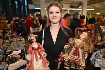 Nachtflohmarkt in Zwickau: Liebhaberinnen von Puppen werden fündig - Lea Roith aus Langenbernsdorf sammelt Porzellan-Puppen.