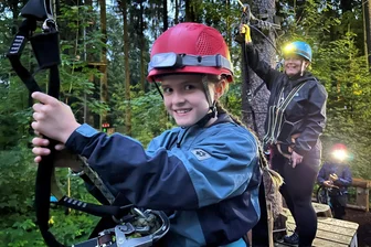 Nachtklettern im Erzgebirge: Elsa (8) meistert bei Dunkelheit den Parcours - Elsa Drechsel (8) stellt sich der Herausforderung. Im Hintergrund: Mutter Diana Drechsel.
