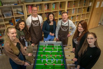 Nachträgliches Weihnachtsgeschenk: Schule im Erzgebirge erhält besondere Spende - Zur Übergabe der Spende gab es gleich ein Spielchen zwischen Talia Körner, Carolin Goldmann, Raphael Prietzel, Denise Kretzschmar, Steve Littmann, Lisa Winter und Emmi Gerber (v.l.).