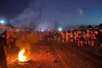 Nachts auf dem Zwickauer Simsontreffen: Glühender Auspuff und „Ost, Ost, Ostdeutschland“ - Nachts macht man auf dem Simsontreffen gern mal ein Feuerchen aus nicht mehr benötigtem Campingmaterial.