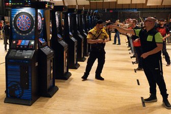 Nachts halb drei: Rodewischer krönt sich zum Turniersieger bei der 2. Neikirnger E-Darts-Open - „Ally-Pally-Feeling“ in der Musikhalle: An 19 Automaten wurde gespielt.