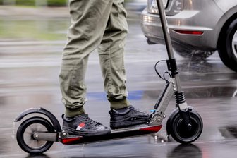 Nachts im Erzgebirge: E-Scooter-Fahrer legt sich mit Polizei an - Ein E-Scooter-Fahrer hat sich am Mittwochabend in Annaberg mit der Polizei angelegt.