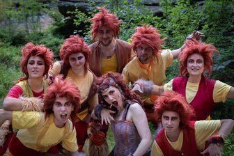 Nachts im Erzgebirge: Wo Trolle und Elfen Taylor Swift und Alice Cooper hören - Die Trolle aus der „Elfenfeuer“-Saga werden angeführt von Evra (Mitte), der Tochter der Schamanin. Sie wird gespielt von Zsofia Szabo (Mitte).