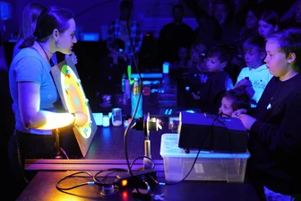 Nachts im Museum: Familien entdecken leuchtende Minerale in der Freiberger Terra mineralia -