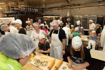 Nachts in einer Backstube im Erzgebirge: Wo selbst gebackene Plätzchen frischem Brot den Rang ablaufen - Zum ersten Mal haben die Annaberger Backwaren zur Nacht der offenen Backstube eingeladen. Und die fand großen Zuspruch. Insbesondere in der eigens für die Kinder eingerichteten Backstube herrschte den ganzen Abend großer Andrang.