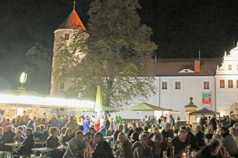 Nachtschicht in Freiberg: Fünf Tipps, was Gäste sehen sollten - Gemütlich beisammen sitzen, ein Bier trinken, etwas essen, Nachtshopping machen, Musik erleben - all das und noch viel mehr verbindet man mit der Freiberger Nachtschicht, deren 11. Auflage am Samstagabend beginnt. Stets ein zentraler Treffpunkt dabei: Der Schlossplatz mit der grandiosen Kulisse von Schloss Freudenstein. 