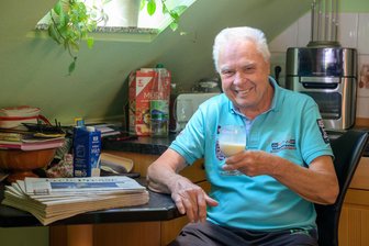 Mit 80 Jahren Zeitungsausträger: In der Pause trinkt Dietmar Weiße einen Topf kalte Milch - Zeitungsbote Dietmar Weiße. Nachts bringt er die Zeitung zu den Leserinnen und Lesern im Gebiet um Glauchau.