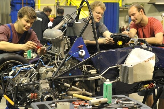 
              <p class="artikelinhalt">Das Studententeam baut in den Rennwagen den neuen Motor ein: Alexander Richter, Jan Kehl und Moritz Joswig (v. l.).  </p>
            