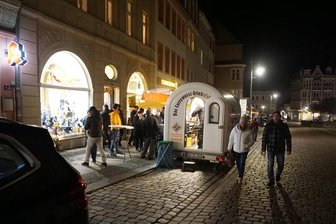 Nachtshoppen in Mittweidas Innenstadt - Trotz der kalten Temperaturen sind einige Besucher in die Mittweidaer Innenstadt zum nächtlichen einkaufen gekommen.