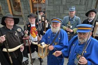 Die Zwönitzer Nachtwächter - Werner Störzel (Mitte) und Karl-Heinz Draheim (vorne rechts) empfangen beim 38. Europäischen Nachtwächter- und Türmerzunfttreffen Nachtwächter und Türmer aus nah und fern.