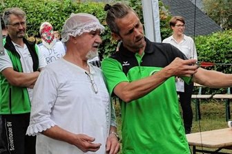 Nachtwächter bei Hammerspielen - René Jaensch vom Schützenverein Schlettau erklärte Rainer Eckel die Armbrust.
