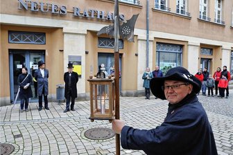 Nachtwächter geht in Lichtenstein mit Kindern auf Tour - Lichtensteins Nachtwächter beim Start eines Rundgangs. Damals am neuen Rathaus.