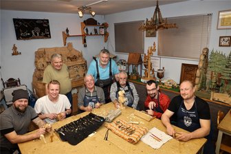 Nachtwächter Oskar darf wieder Pfeife rauchen - Thumer Schnitzer laden zur Jubiläumsausstellung - Jeden Donnerstag treffen sich die Mitglieder des Vereins im Thumer Volkshaus.