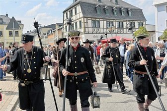 Nachtwächter und Türmer: Eine alte Zunft trifft sich in Zwönitz - Die Nachtwächter beim Umzug durch Zwönitz.