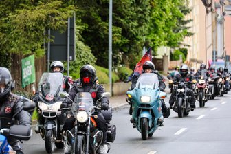 „Nachtwölfe“-Rocker ehren im Erzgebirge eine verunglückte „Nachtwalküre“ - Die deutsche Gruppe der russischen „Nachtwölfe“ besuchte am Donnerstag den Auer Friedhof.