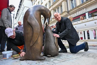 Nachwuchs bei Chemnitzer Bronze-Pinguinen: Jetzt sind es 16 - Der Künstler Peter Kallfels (rechts) freut sich über die Vermehrung seiner Pinguine.