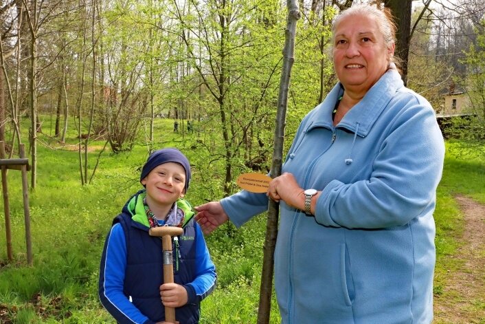 Nachwuchs für den Park - Andrea Heckel pflanzte mit ihrem Enkel Kurt im Ruppertsgrüner Park eine Eiche. 