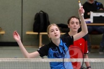 Nachwuchs holt das Maximum heraus - Hannah Stephan (blaues Trikot) und Jason Niclas Brehm von der SG Meerane 02 trafen im Mixed-Doppel unter anderem auf ihre Mannschaftskameradin Laura Rudel (vorn).