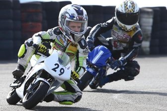 Nachwuchs in Deutschland: Viele Bemühungen, wenig Ertrag - Der Weg von den ersten Versuchen auf den sogenannten Pocketbikes - etwa sieben PS -bis zur Motorrad-WM ist lang und teuer.