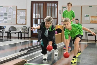 Nachwuchs-Kegler aus Freiberg stehen ohne Trainingsstätte da - Trainerin Manuela Geist zeigt dem Elfjährigen Linus Küchenmeister (rechts) und dem zwei Jahre älteren Luc Paschke auf der ATSV-Kegelbahn an der Heinrich-Heine-Straße in Freiberg den richtigen Bewegungsablauf. 
