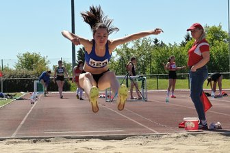 Nachwuchs-Leichtathleten knacken beim 28. Treuener Vogtlandmeeting die DLV-Norm - Emily Pfeiffer vom LATV Plauen hat den Weitsprungwettbewerb der Frauen gewonnen.