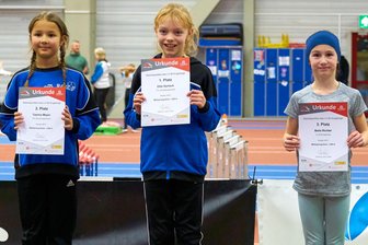 Nachwuchs-Leichtathleten sind vor der Regionalhallenmeisterschaft schon gut in Form - Im Weitsprung der Altersklasse 10 setzte sich Ellie Gerlach (Mitte) vom TTL Ehrenfriedersdorf vor ihrer Vereinskollegin Tamina Meyer (l.) und Bella Richter vom LV 90 Erzgebirge durch.