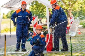 Nachwuchs misst seine Kräfte - Auch für die Mannschaft Scharfenstein B 1 (im Bild Lena-Marie Töberling, Julius Martin und Louis Urban) galt es beim Zielspritzen mit der Kübelspritze, schnell zu pumpen und exakt zu zielen. 