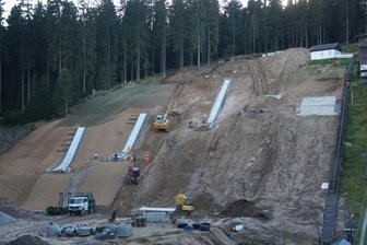 Nachwuchs-Schanzen nehmen Gestalt an - Die Baustelle für die Nachwuchsschanzen in Mühlleithen.