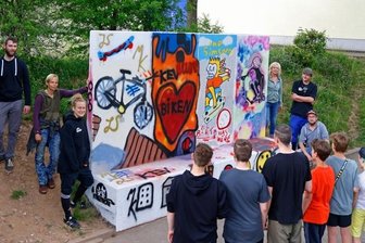 Nachwuchs übt sich an Graffitiwand - Die Graffitiwand am HOT-Sportzentrum ist gewachsen. 