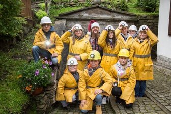 Nachwuchsarbeit bei "Frisch Glück" bedeutet mehr als Proben - Stolln-Besichtigung statt Probe: In den Sommerferien sind die Mitglieder des Nachwuchsorchesters viel unterwegs. Und manchmal wird dabei auch im August schon Weihnachten gefeiert, wie die Mütze von Bernhard Staudte-Schramm beweist. 