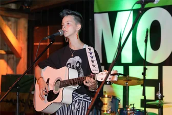 Nachwuchsbands bei Newcomer-Contest im Erzgebirge: Wer die Juroren am meisten überzeugte - Savannah Jones bei ihrem Auftritt in der Moosheide.