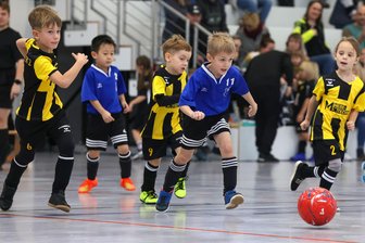 Nachwuchscup des VfB Empor Glauchau sorgt in der Sachsenlandhalle für volle Ränge und Begeisterung - Mit dem Bambini-Turnier - hier das Spiel VfB Empor Glauchau (blaue Trikots) gegen den FSV Dennheritz - begann am Samstag die Hallencupserie des VfB Empor.