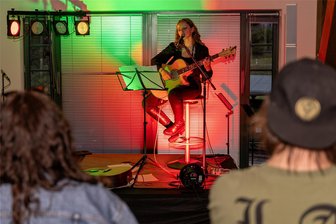 Nachwuchsfestival begeistert Publikum in Heinsdorfergrund - Hannah Gruschwitz aus Reichenbach gehörte zu den Künstlern, die im Gemeindezentrum auftraten.