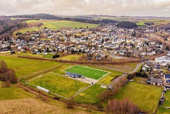 Nachwuchsförderung sorgt für Disput im Stadtrat von Pockau-Lengefeld - Der Sportkomplex in Pockau aus der Vogelperspektive. Wie der FSV und andere Vereine im Stadtgebiet 2023 für ihre Kinder- und Jugendarbeit finanziell unterstützt werden, ist noch nicht endgültig entschieden.