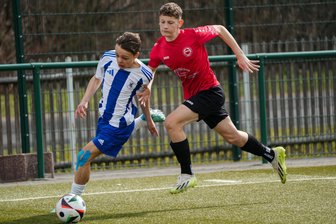 Nachwuchsfußball: Mittweidaer Talent trifft gleich in zwei Partien - Elia Dennhardt (l.) von Germania Mittweida und der Frankenberger Leon Oehme trugen sich beim Nachwuchsderby beide in die Torschützenliste ein.