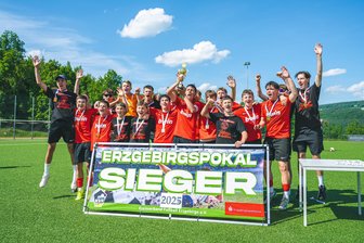Nachwuchsfußballer aus Lauter machen ihrem Trainer das schönste Abschiedsgeschenk - Erzgebirgspokalsieger 2024/25: Die B-Junioren des Lauterer SV Viktoria.