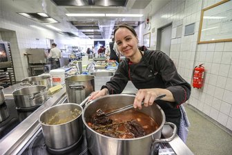 Nachwuchsköche zaubern in Chemnitz Vier-Gänge-Menüs unter Zeitdruck - Jette Jürgens hat zum ersten Mal in ihrem Leben Rinderbäckchen zubereitet. Die 21-Jährige lernt im „Max Louis“ und wurde am Ende Dritte.