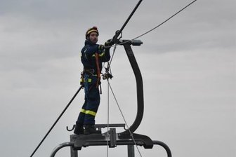 Nachwuchssuche beim THW im Vogtland: Erfahrene Quereinsteiger gefragt - Bei den Einsätzen des Technischen Hilfswerks sind Geschick und manchmal auch Mut gefragt. Wie hier bei einer Übung im Herbst am Sessellift in Schöneck, bei der das Retten von Fahrgästen aus den Gondeln im Mittelpunkt stand. Im Bild Gruppenführer Höhenrettung Ronny Münze vom THW Reichenbach, der das Abseilen von zwei Personen vorbereitet. 