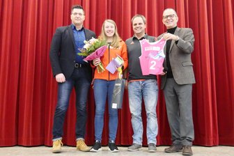 Nachwuchstalent Jenny Nowak in Klingenthal für Olympia-Medaille geehrt - Jung-Talent Jenny Nowak (2.v.l.) mit dem Klingenthaler OB Thomas Hennig (CDU, links) sowie Ronny Kaiser vom Skiverband Sachsen und dem Leiter des Ski-Gymnasiums, Frank-Rainer Richter (rechts).