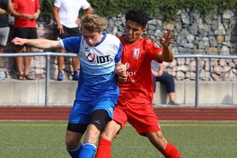 Nachwuchstalent trifft zum Auftaktsieg - Viel Lob erhielt Nachwuchskicker Lucas Walther (l.) für seine Leistung beim 2:1 gegen Ifa Chemnitz. Nicht nur als Torschütze und Vorlagengeber zeichnete sich Walther aus, auch im Zweikampf - wie hier gegen Mohamad Al Khalaf - überzeugte das Annaberger Nachwuchstalent.