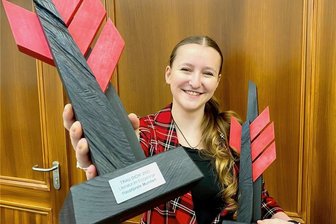 Nachwuchstalente erhalten Literaturpreise: 16-Jährige aus dem Erzgebirge heimste zwei Preise ein - Kristin Liebscht (16) aus Schlettau heimste am Sonntag beim 14. Nachwuchsförderpreis Literatur im Erzgebirge gleich zwei Preise ein. Schon als Vierjährige bastelte sie Bilderbücher und diktierte ihren Eltern die Geschichte dazu. 
